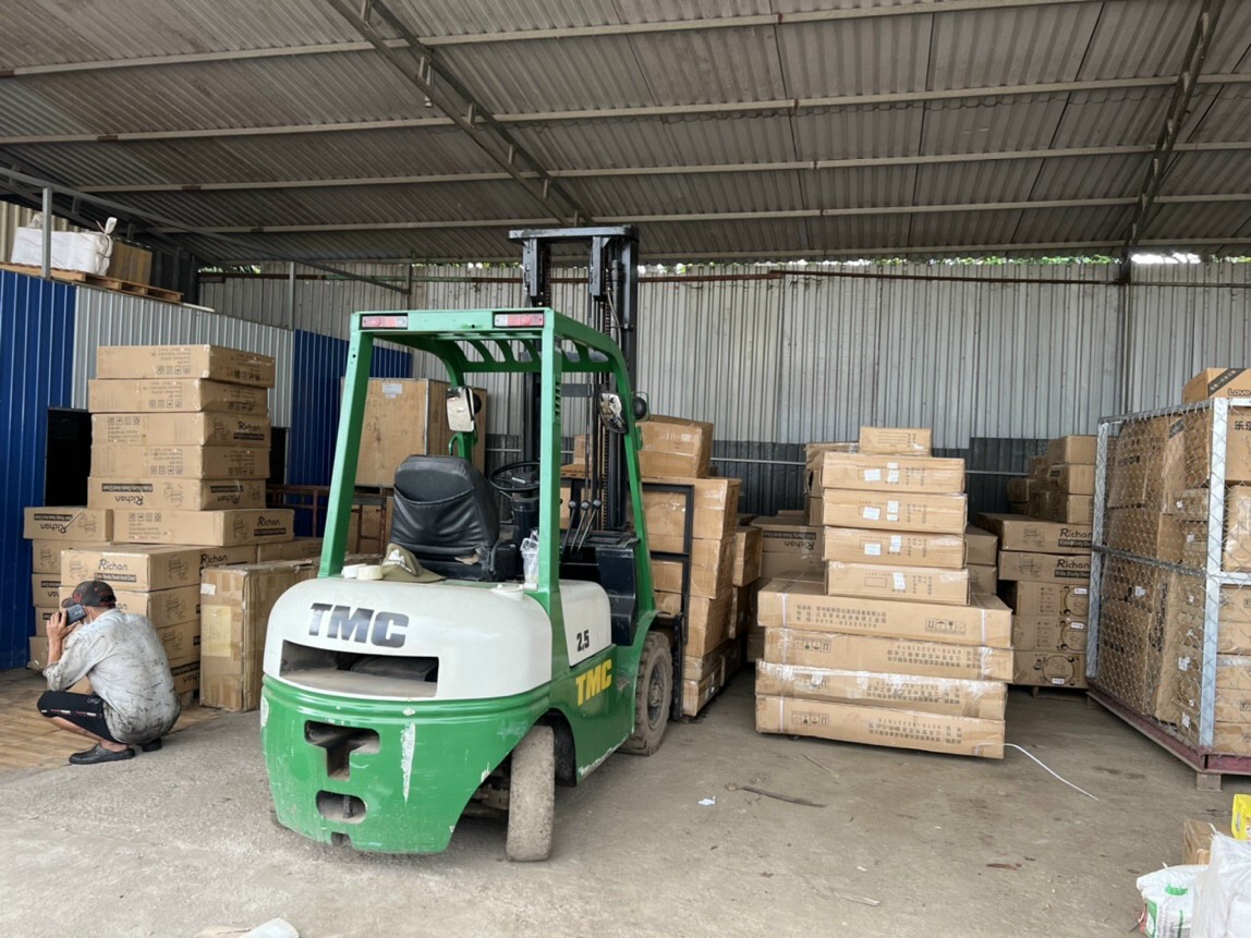 Cho Thuê Xe Cẩu Quận Bình Thạnh – Cẩu Container Rỗng, Máy Móc