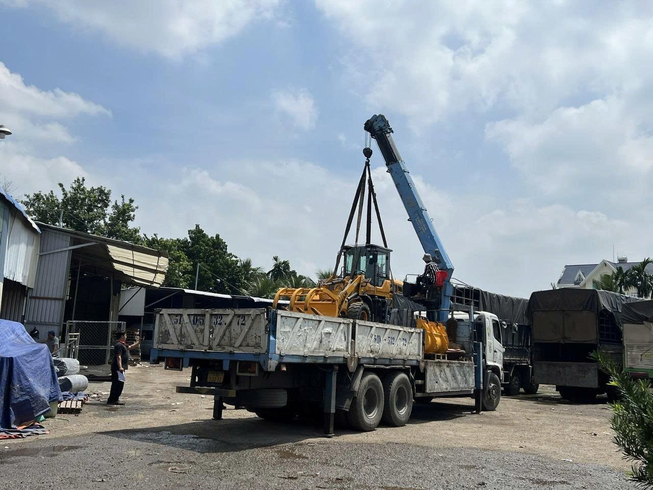 Thuê Xe Cẩu Máy Ép Nhựa – Giá Tốt, Uy Tín