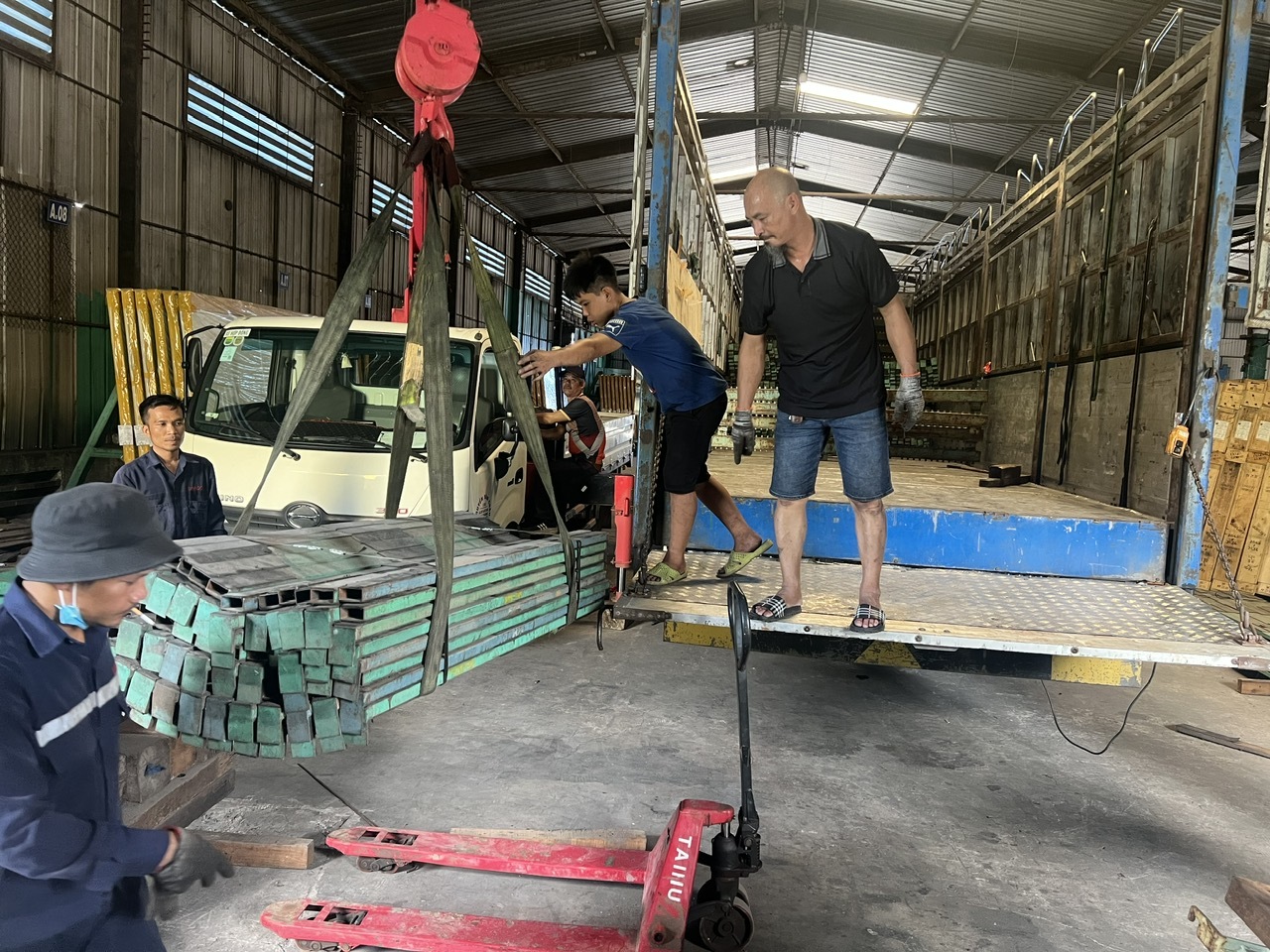 Xe Cẩu KCN Vĩnh Lộc – Container, Máy Công Nghiệp
