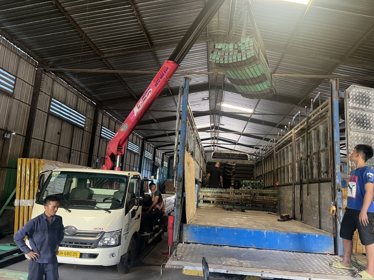Xe Cẩu Vật Liệu Kho Bãi – Xi Măng, Thép, Gạch